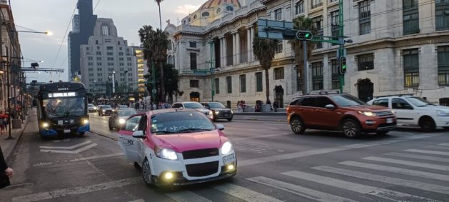 Downtown traffic in Mexico City. The electrification of transportation is a challenge in this Latin American country, where over 58 million vehicles are in circulation. Credit: Emilio Godoy / IPS