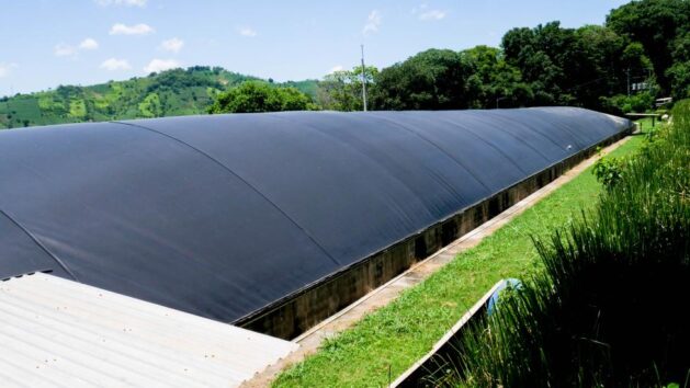 The biodigester at the Renig plant in Jayaque, southwestern El Salvador, processes 200,000 tons of chicken manure annually from the farms of the company El Granjero. This serves as the raw material for producing biogas, which is used to generate electricity injected into the national grid. Credit: Edgardo Ayala / IPS