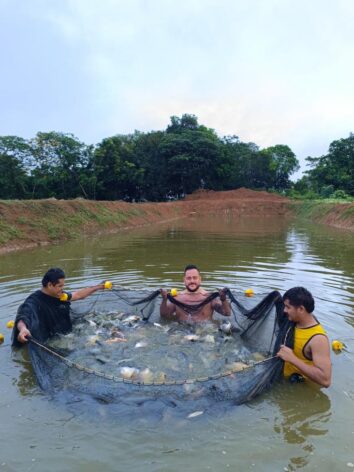 The first harvest of Amazonian fish from one of the ponds contributing to the food security of indigenous families, using solar energy. The initiative is expected to be replicated in a second phase, reaching more indigenous communities in two provinces of the Peruvian Amazon. Credit: Corpi-SL