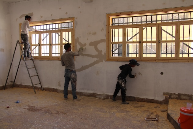 The community gets together to repair a school in the city of Saraqib, located south of Idlib, that was destroyed by bombing during the Assad regime. Credit: Sonia Al Ali/IPS