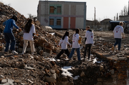 Children involved in the UActive visit a school in the Mykolaiv region that Russian forces destroyed. It cannot be rebuilt. Credit: UActive
