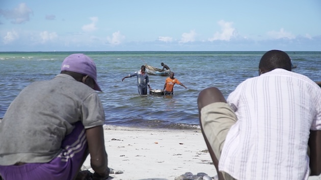 Fishermen at a village in the natural gas-rich Afungi peninsula of the northern Mozambique region, where poverty remains high. The new Pipe Dreams report reveals that the government will not receive significant revenues until the mid or late 2030s because contracts allocate most of the early revenues to foreign companies. Photo courtesy of Justica Ambiental