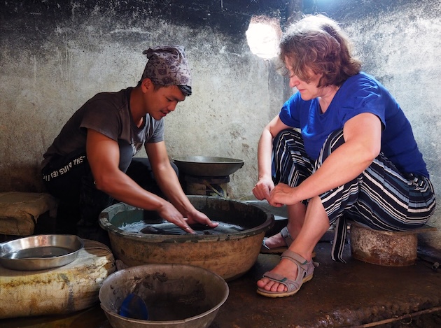 Monika Stankiewicz, Executive Secretary of the Minamata Convention on Mercury, learns how to pan for gold in a free-mercury mine in Baguio, the Philippines, in 2024. Credit: Minamata Convention on Mercury