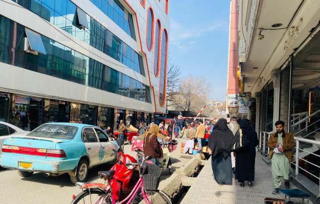 A street in Kabul, where restrictions on women’s education and employment are deepening Afghanistan’s health crisis. Credit: Learning Together. 