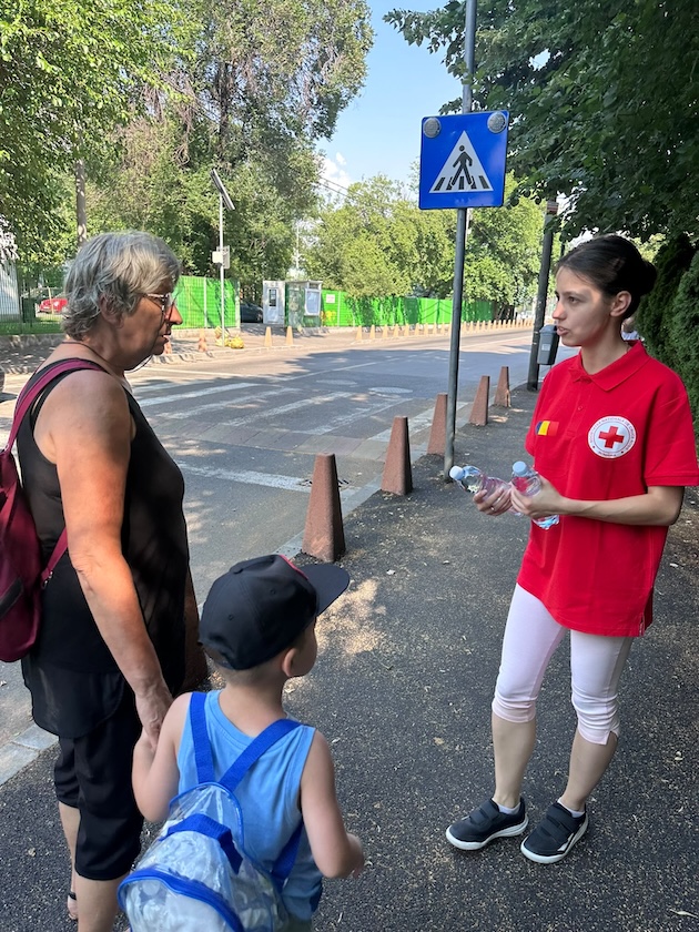 Following a red alert issued for extreme temperatures, Romanian Red Cross volunteers in Bucharest's Sector 4 distributed drinking water and supported the health and safety of local communities. Bucharest, Romania. Credit: Romanian Red Cross-Bucharest Sector 4