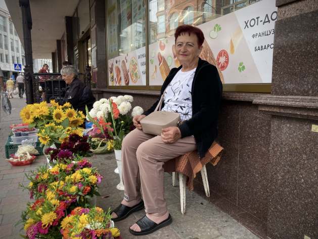 Ukrainian pensioners in Uzhgorod sell flowers, food and produce to survive as low pensions, rising costs and war strain household finances