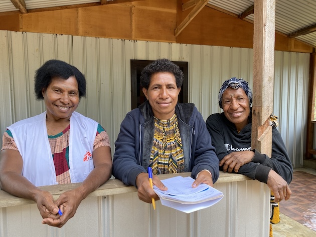 MSF's Community Engagement Supervisor, Janet Kilea (L), with Community Health Worker, Judith (C), and Village Health Volunteer, Cathy (R), in Mondumil Village, Jiwaka Province, PNG. Credit: Sophie McNamara/MSF