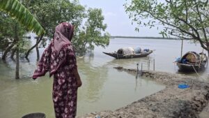 Nurunnahar, 45, is always afraid of the tide. Early warning of the tide helps her prepare. Photographed at Jhapali village in Shyamnagar upazila (sub-district) of Satkhira district, Bangladesh. Credit: Rafiqul Islam Montu/IPS