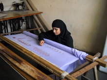 Mahila Sanatkar helps revive Hyderabad Muslim community's traditional skill of zardosi embroidery. Credit: Manipadma Jena/IPS Mahila Sanatkar helps revive Hyderabad Muslim community's traditional skill of zardosi embroidery. Credit: Manipadma Jena/IPS