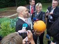Assistant White House chef Sam Kass hefts a home-grown pumpkin in the kitchen garden. Credit: Matthew O. Berger/IPS Assistant White House chef Sam Kass hefts a home-grown pumpkin in the kitchen garden. Credit: Matthew O. Berger/IPS