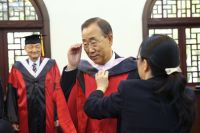 Secretary-General Ban Ki-moon receives an honorary degree from Nanjing University during his recent trip to China. Credit: UN Photo/Mark Garten Secretary-General Ban Ki-moon receives an honorary degree from Nanjing University during his recent trip to China. Credit: UN Photo/Mark Garten