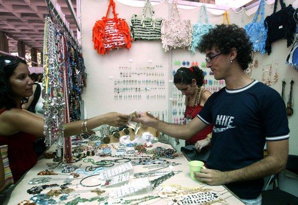 Young people combine university studies with temporary work, a novelty in Cuba.  Credit: Jorge Luis Baños/IPS