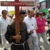 Catholic priests and activists Tomás González, left, and Alejandro Solalinde lead the march.  Credit:  Emilio Godoy/IPS 