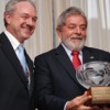 IPS Director General Mario Lubetkin (L) presents IPS International Achievement Award 2008 to Brazilian President Luiz Inacio Lula da Silva. Credit: Mithre J. Sandrasagra/IPS