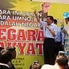 Anwar at an election rally. The banner says Malaysia does not belong to the ruling UMNO. Credit: Baradan Kuppusamy/IPS