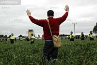 UNITED KINGDOM Gleneagles, Scotland, Great Britain, UK Demonstrators break through the first perimeter fence and march through a field towards the police cordon around the Gleneagles Hotel Credit: Aubrey Wade / panos pictures UNITED KINGDOM Gleneagles, Scotland, Great Britain, UK Demonstrators break through the first perimeter fence and march through a field towards the police cordon around the Gleneagles Hotel Credit: Aubrey Wade / panos pictures
