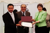 First prize-winner Mario Muñoz de Loza (left) with IPS Regional Director Joaquín Costanzo and UNDP Administrator Helen Clark. Credit: Claudio Doñas/IPS First prize-winner Mario Muñoz de Loza (left) with IPS Regional Director Joaquín Costanzo and UNDP Administrator Helen Clark. Credit: Claudio Doñas/IPS