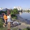 Children on the banks of the polluted Riachuelo River - Clarín Contenidos