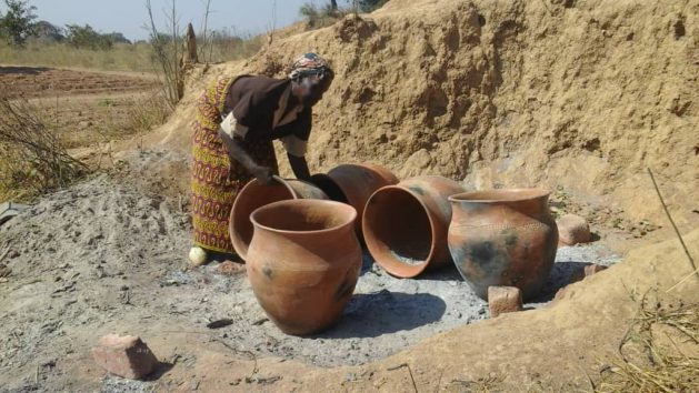 Fainess Muzyamba acabou trocando sua colheita tradicional de milho pela de batatas doces nesta última temporada agrícola. Essa estratégia provou-se um sucesso para ela. A foto mostra vasos de barro que ela também produz e vende na capital turística de Zâmbia, Livingstone, para renda adicional. Foto: Friday Phiri/IPS