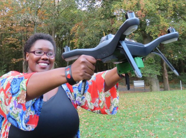 Rose Funja, empreendedora TIC tanzaniana, mostra um dos drones que usa como ferramenta no seu negócio de mapeamento de dados. Foto: Busani Bafana/IPS